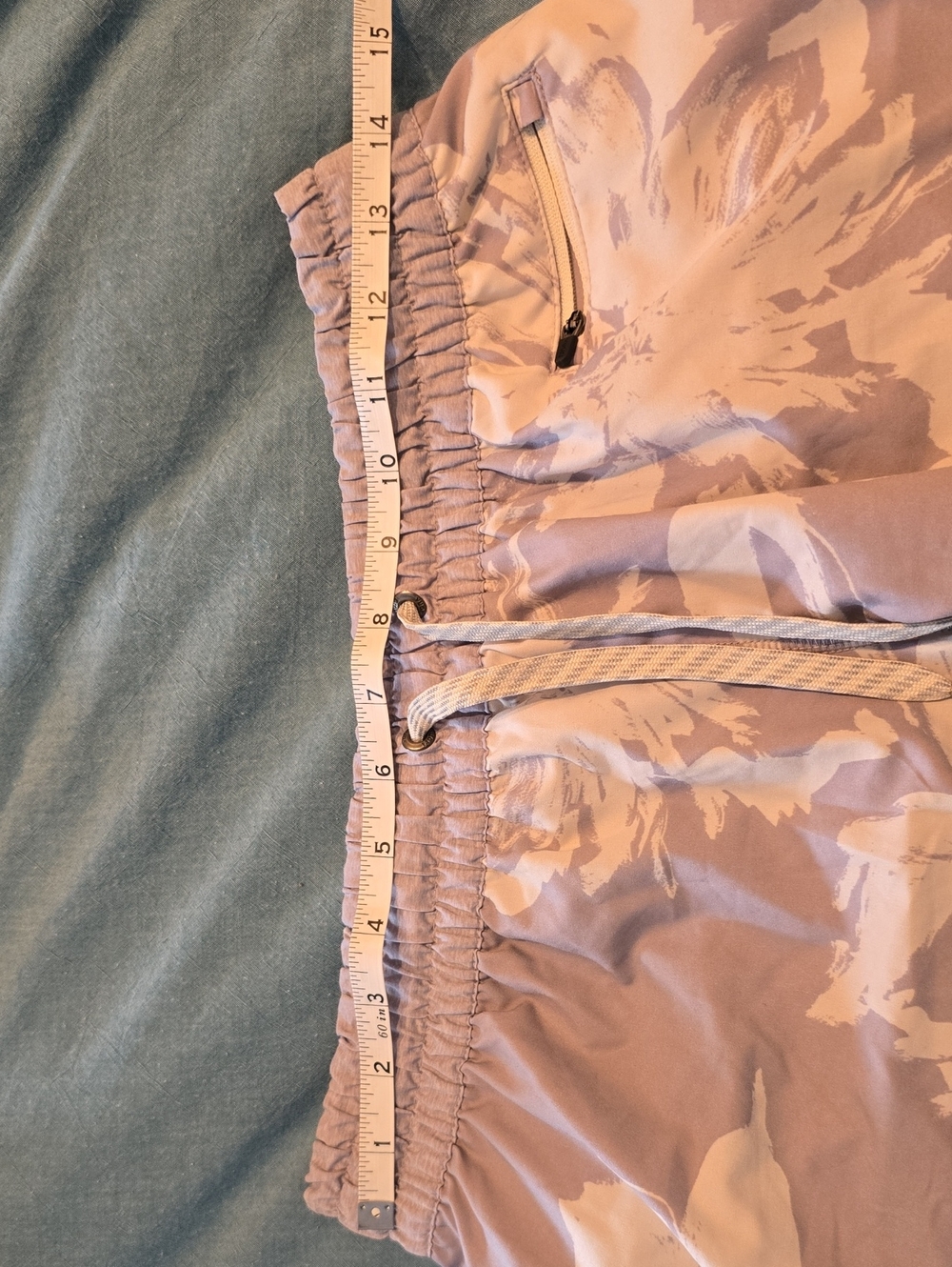 Vuori Clementine Light Gray & White Floral Athletic Shorts - Picture 4 of 5